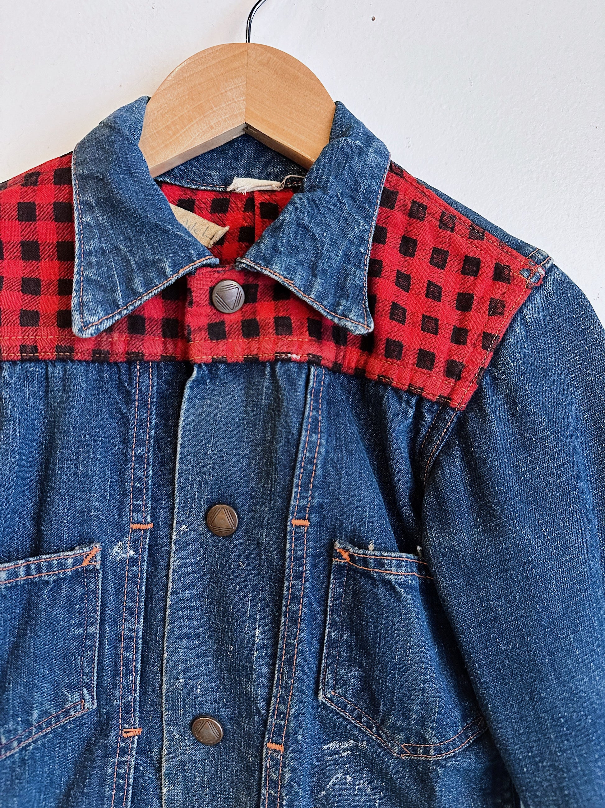 collar view with clothing tag showing flannel accents on collar 